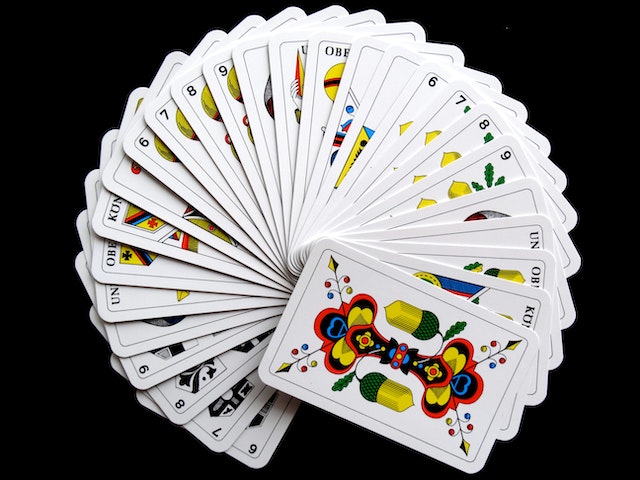 Photo by Pixabay: https://www.pexels.com/photo/white-and-yellow-playing-cards-39018/